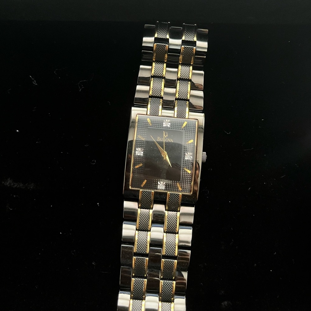 Two toned bulova watch! Needs battery!